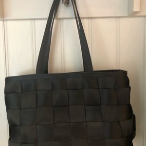 Harvey’s Original Seatbelt executive tote bag